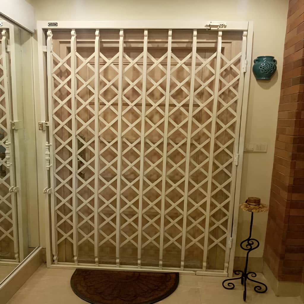 نصب درب آکاردئونی آپارتمان چهار گل در استان گیلان