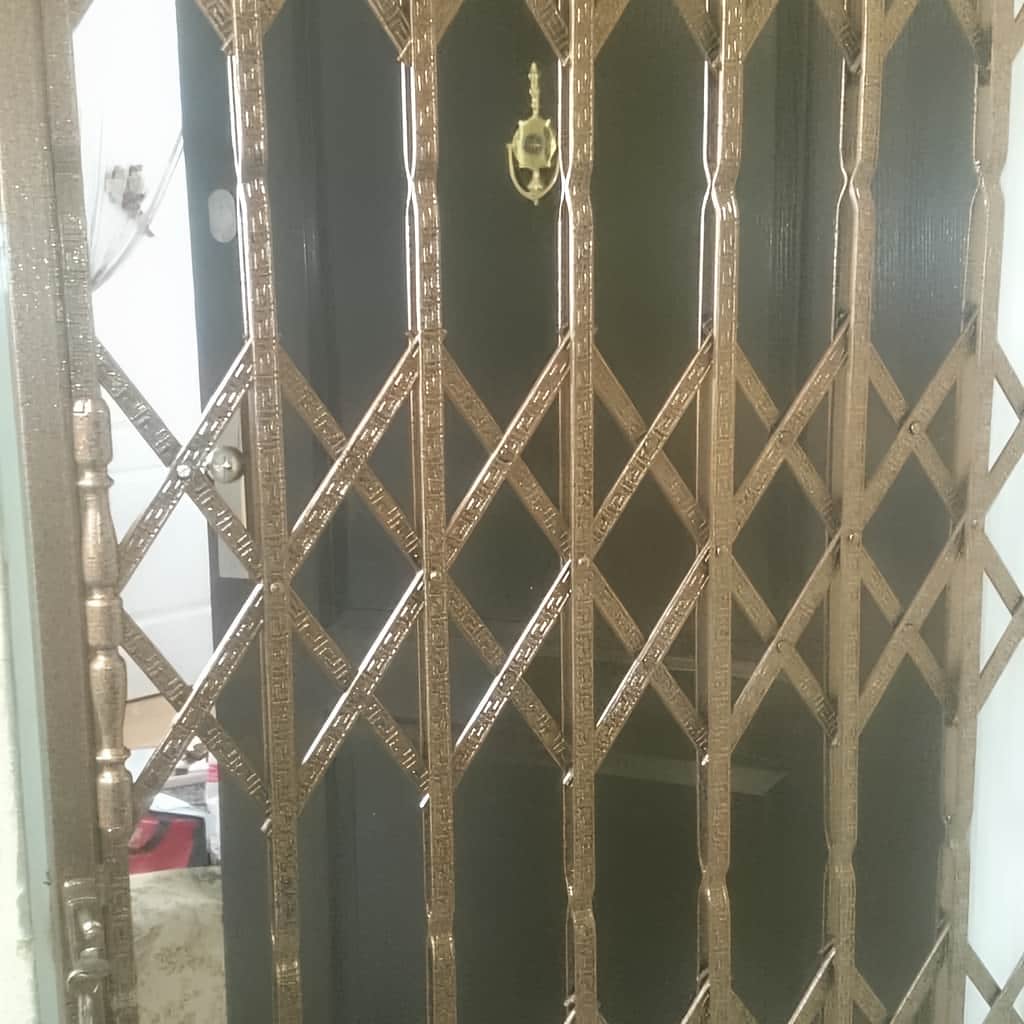 خرید درب آکاردئونی آپارتمان سه گل در شیراز