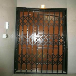 درب آکاردئونی آپارتمان در یاسوج