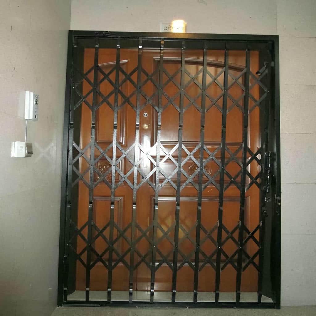 درب آکاردئونی آپارتمان در یاسوج