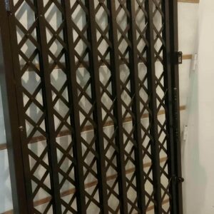 درب آکاردئونی آپارتمان در کیش
