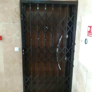 درب آکاردئونی آپارتمان در اصفهان