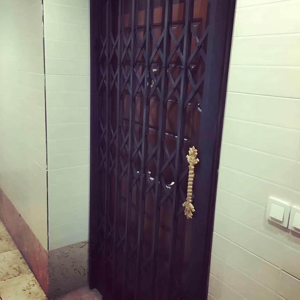 درب آکاردئونی آپارتمان در ساری