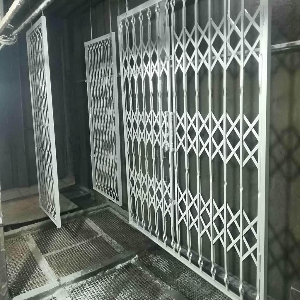درب آکاردئونی آپارتمان در زاهدان