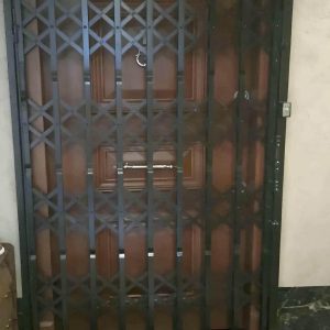 درب آکاردئونی آپارتمان در سنندج