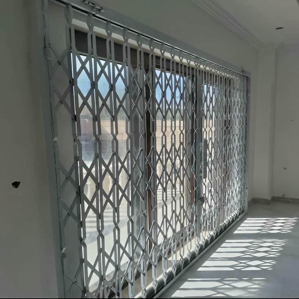 درب آکاردئونی در عظیمیه کرج