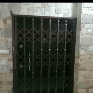 درب آکاردئونی آپارتمان در محمدشهر