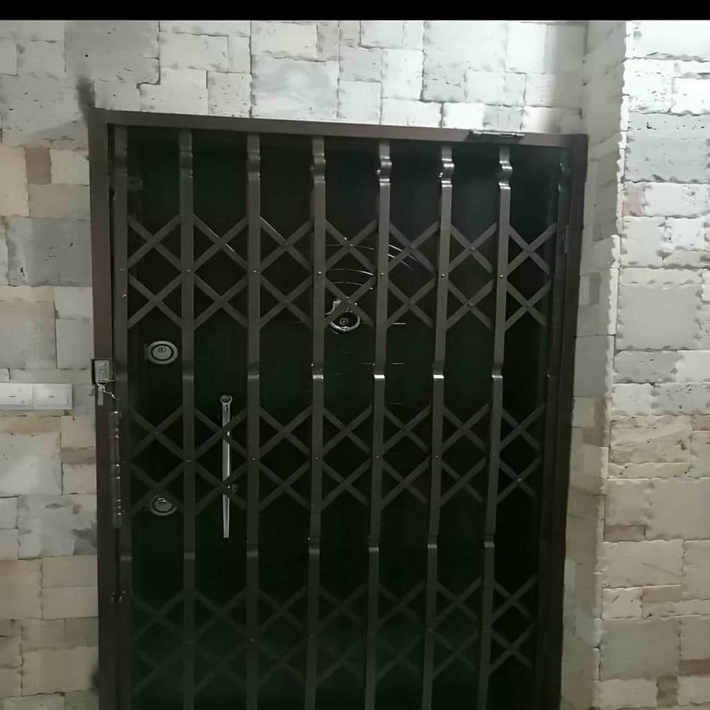 درب آکاردئونی آپارتمان در محمدشهر