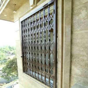 درب آکاردئونی آپارتمان در بندر دیلم