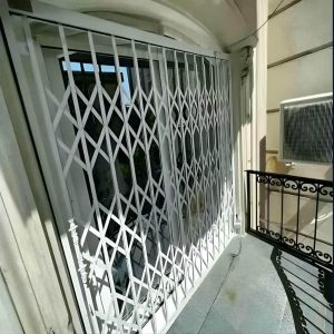 درب آکاردئونی آپارتمان در کاشان