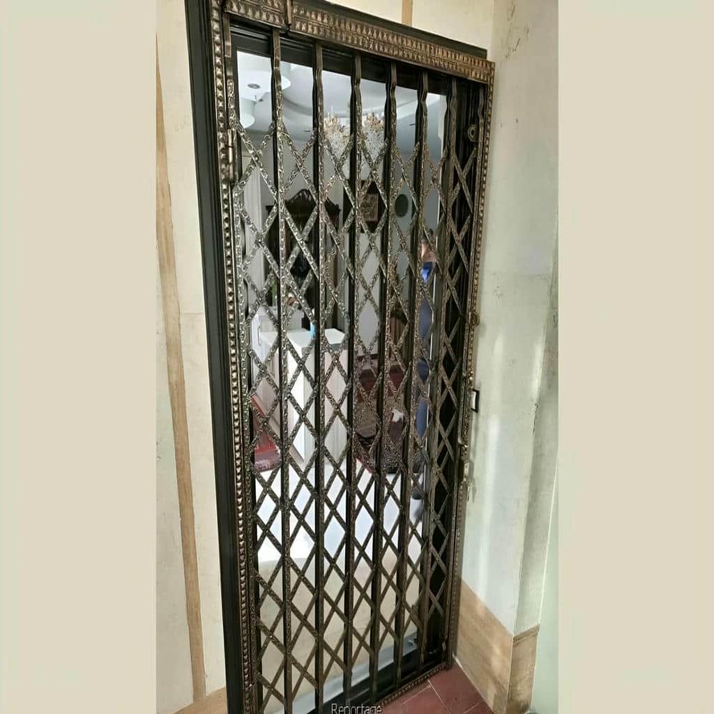 درب آکاردئونی آپارتمان در کرمانشاه