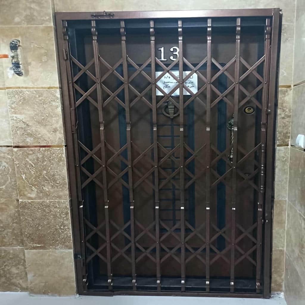 درب آکاردئونی آپارتمان در بومهن