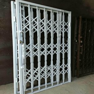 درب آکاردئونی آپارتمان در فیروزکوه