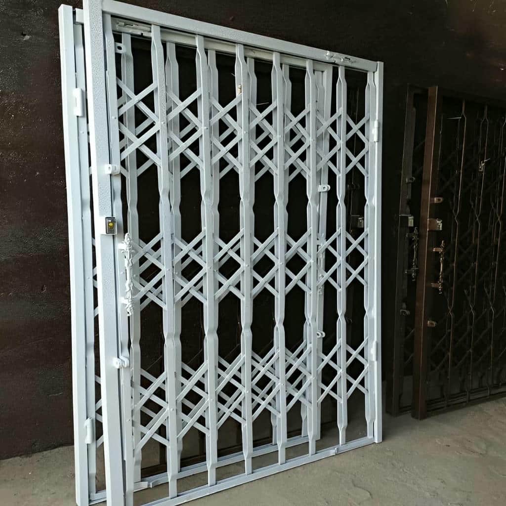 درب آکاردئونی آپارتمان در فیروزکوه