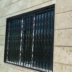 درب آکاردئونی آپارتمان در کرمان