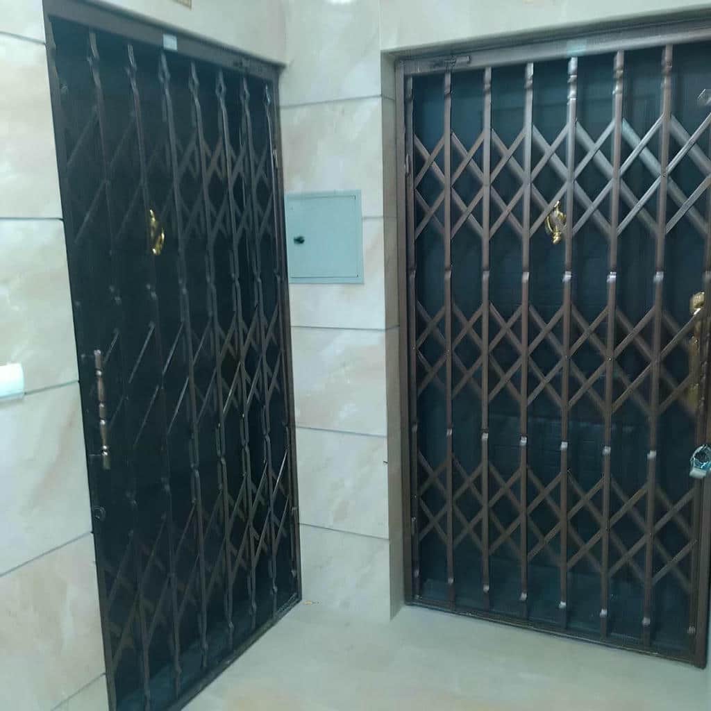 درب آکاردئونی آپارتمان در اندیشه