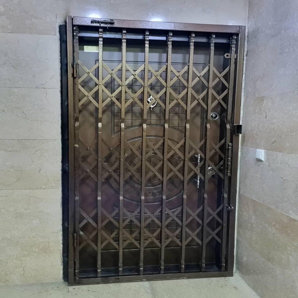 درب آکاردئونی آپارتمان در ایرانشهر