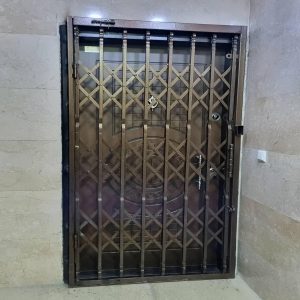 درب آکاردئونی آپارتمان در ایرانشهر