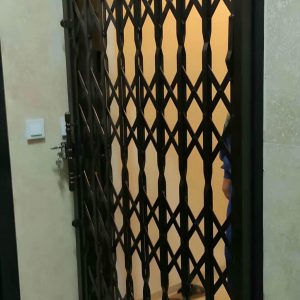 درب آکاردئونی آپارتمان در چالوس