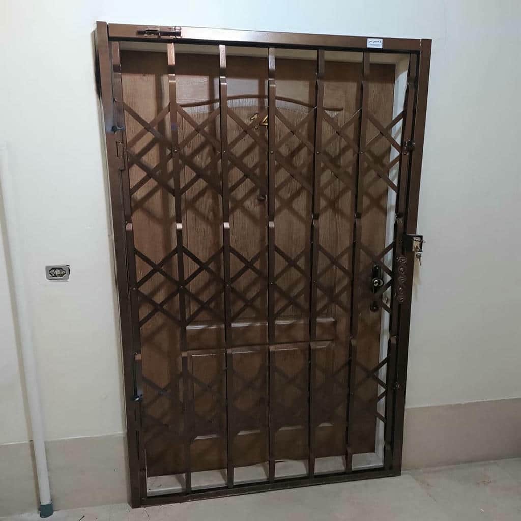 درب آکاردئونی آپارتمان در ارومیه