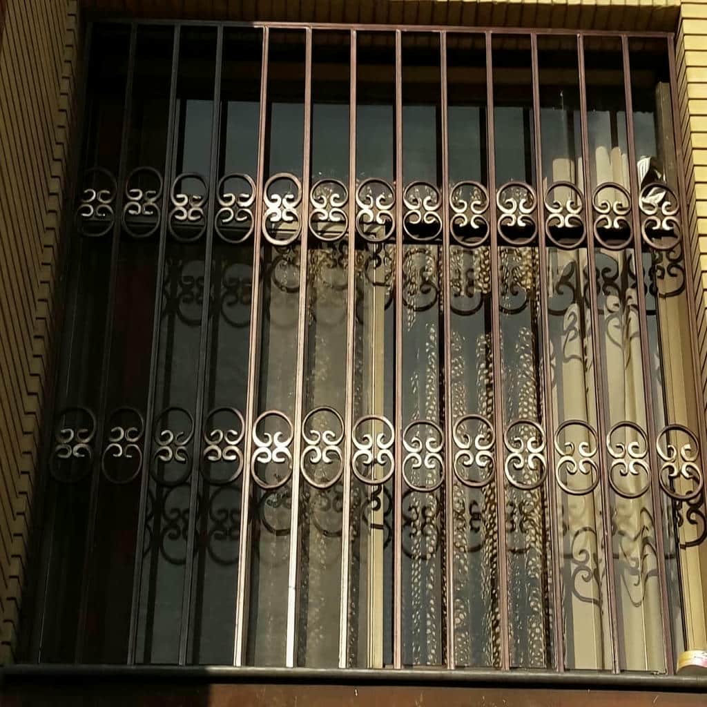 نصب حفاظ پنجره آهنی فرفورژه در شهرکرد