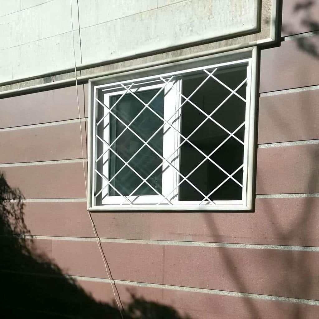 نصب حفاظ پنجره آهنی رنگ ضدزنگ در قشم