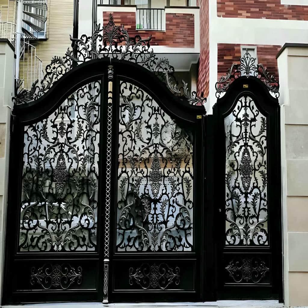 درب حیاط در همدان