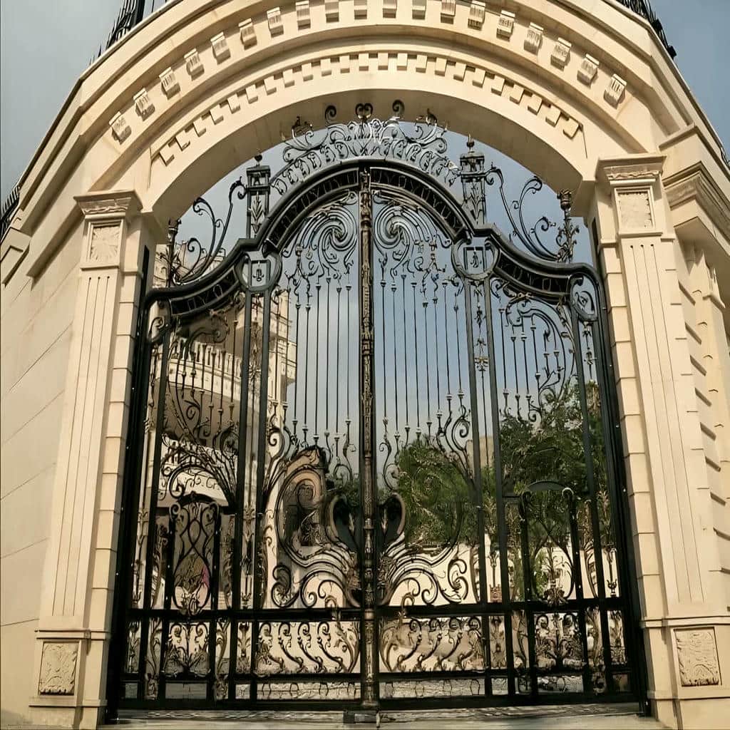 درب حیاط در کمال شهر