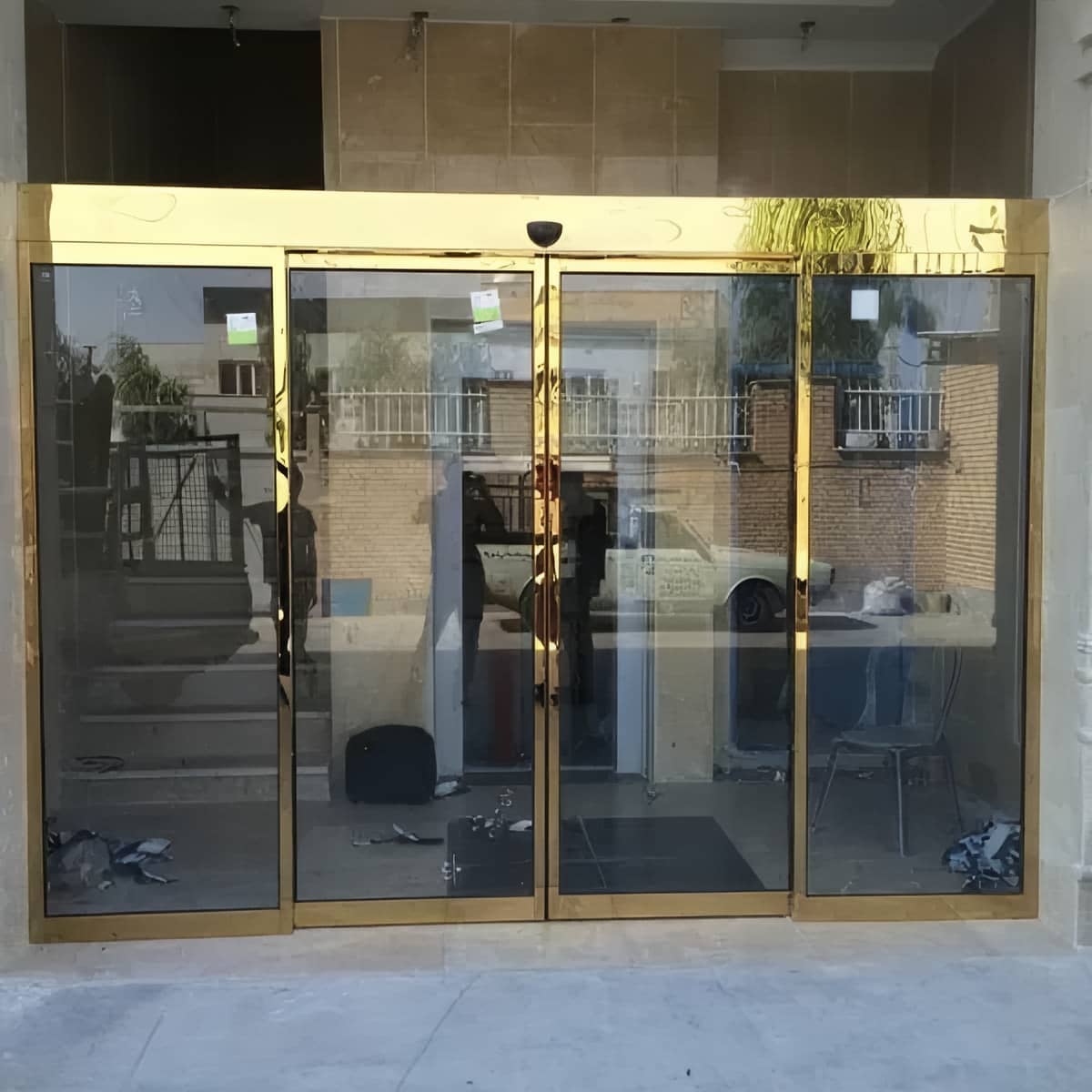 درب اتوماتیک شیشه ای با ریل بالایی تراز شده