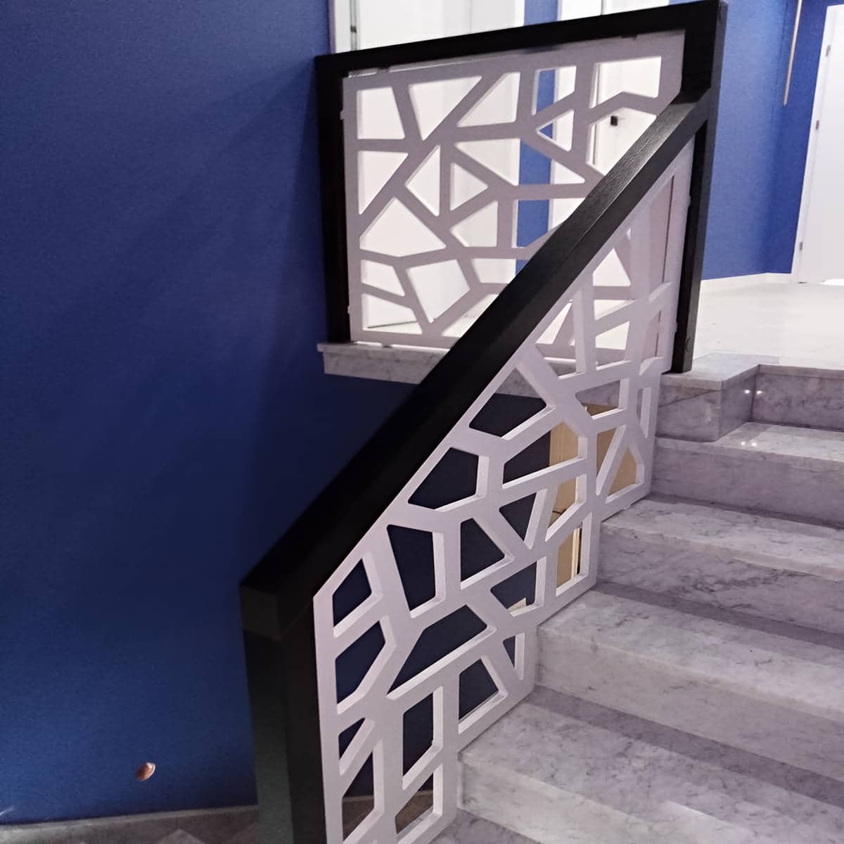 نرده CNC مدرن مینیمال با رنگ مات یکنواخت