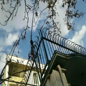 حفاظ سرنیزه ای فلزی؛ انتخابی مقاوم و کلاسیک برای بالای دیوار