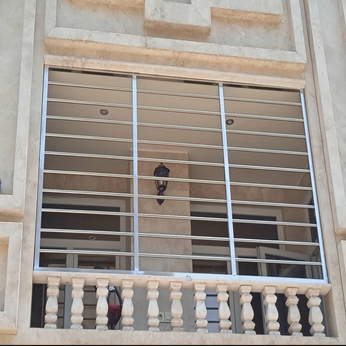 نرده استیل بالکن با مدل ساده و خطوط منظم
