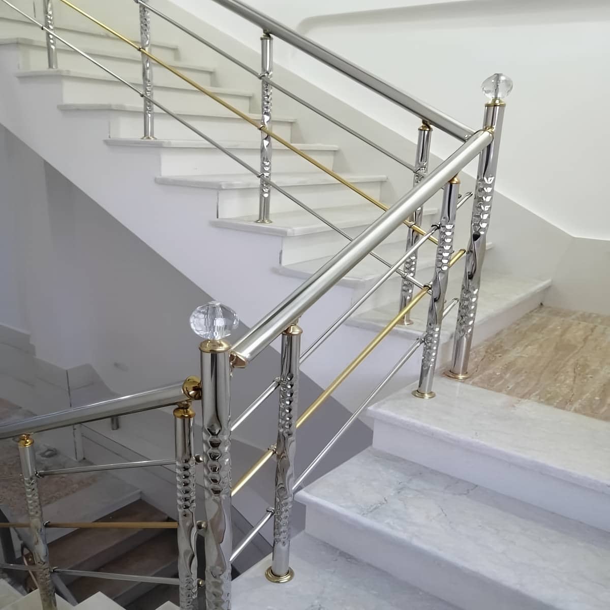 نرده استیل طلایی لوکس با اتصال تمیز دستگیره