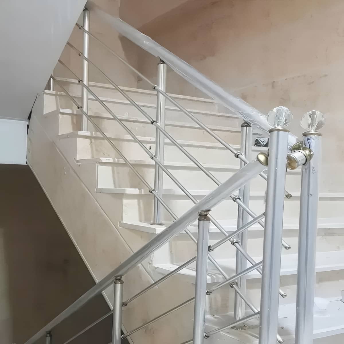 نرده استیل طلایی لوکس با فریم هماهنگ دکوراسیون