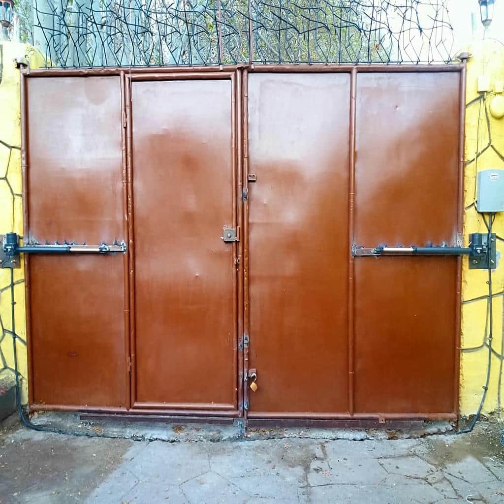 جک درب پارکینگ با سیم کشی ایمن و مسیر کابل مرتب جک درب پارکینگ با سیم کشی ایمن و مسیر کابل مرتب