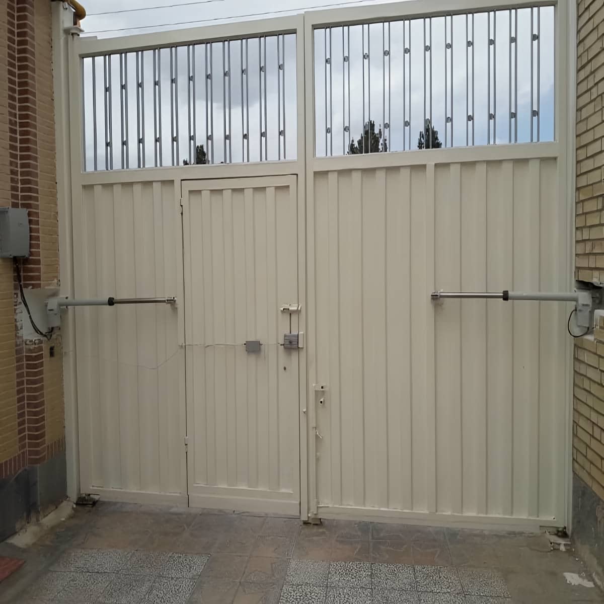 جک درب پارکینگ با برد کنترل و کابل کشی منظم