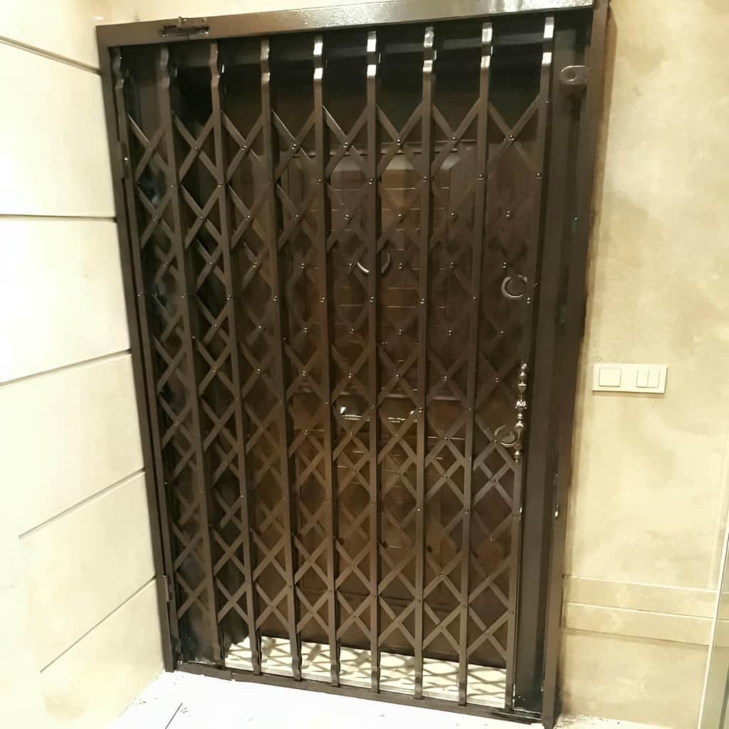 مدل درب آکاردئونی پنج گل دوبل در پاگرد کم‌عرض