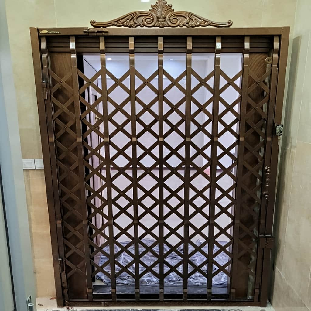 نصب درب آکاردئونی پنج گل دوبل روی چهارچوب قدیمی