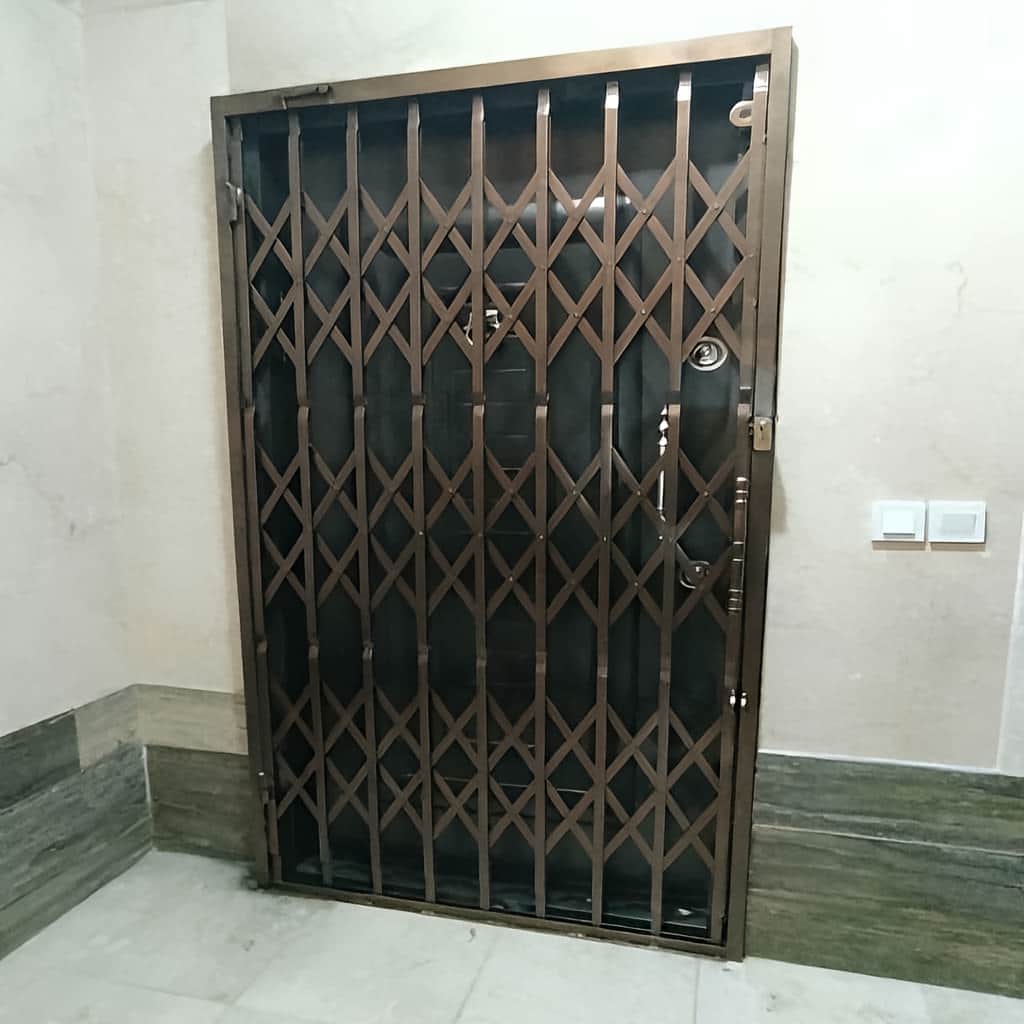 نصب درب آکاردئونی سه گل روی چهارچوب قدیمی