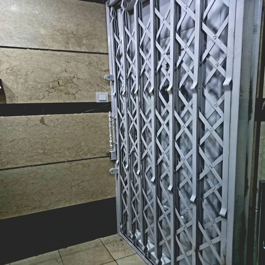 مدل درب آکاردئونی با شبکه طلایی و گل‌نرده سلطنتی