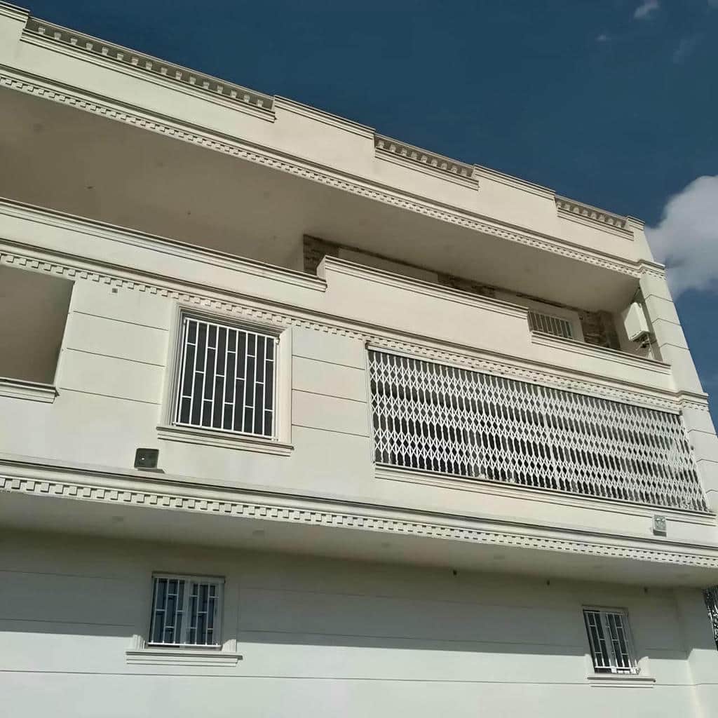 درب آکاردئونی سفید طلایی برای پروژه ورودی روشن