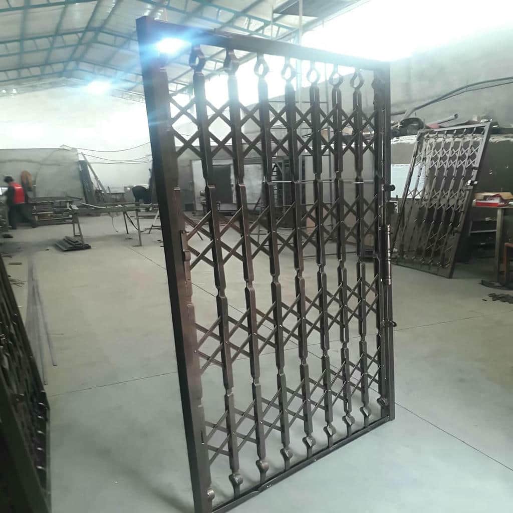اجرای درب ریلی کم جا کنار دیوار ورودی