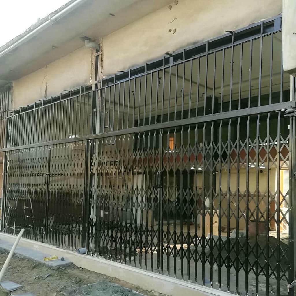 خرید درب آکاردئونی مشکی طلایی برای ورودی واحد