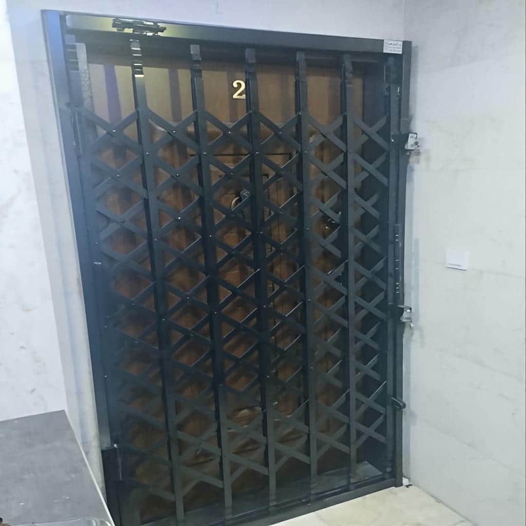 خرید درب آکاردئونی سلطنتی گل دار برای ورودی مسکونی