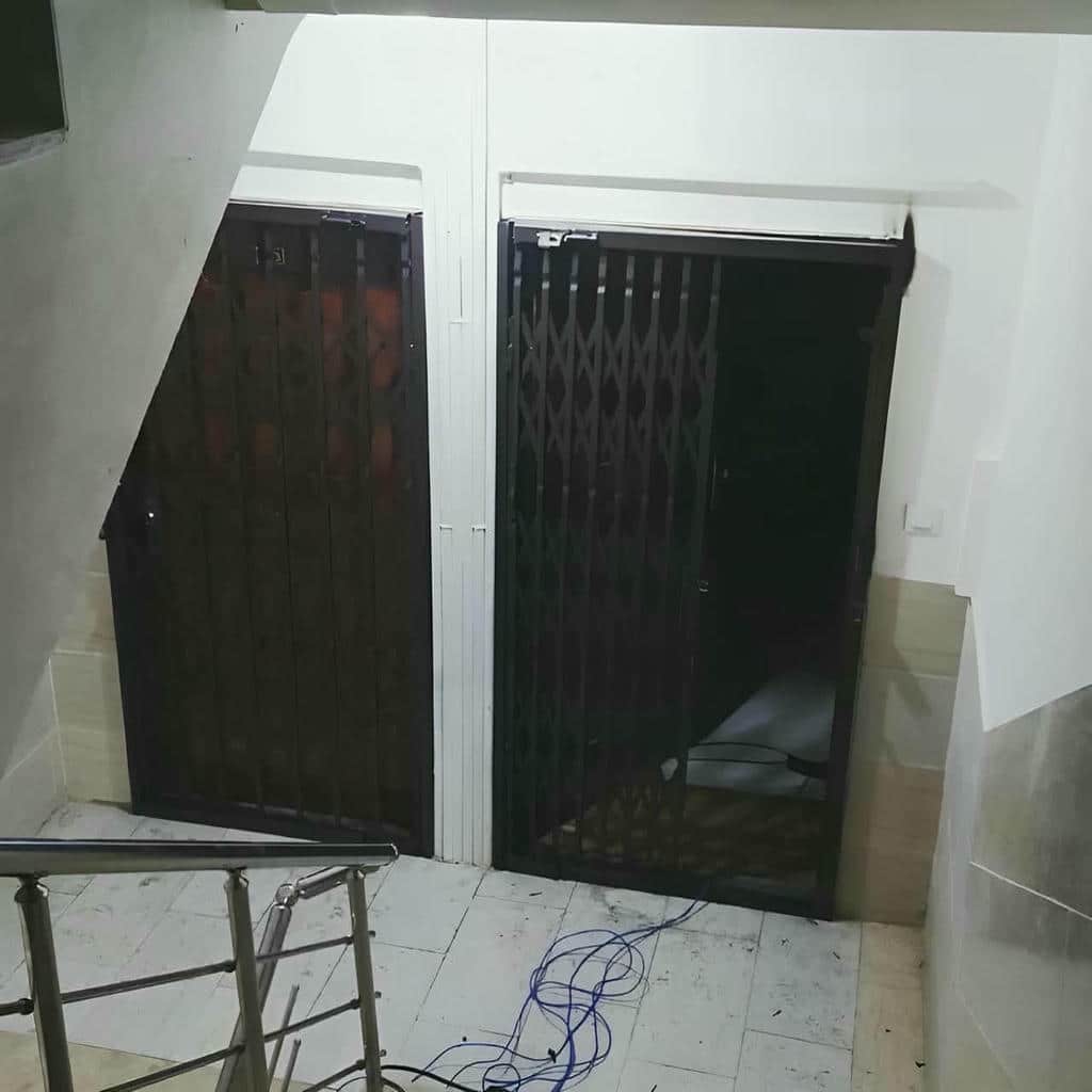 نصب درب آکاردئونی مشکی طلایی روی چهارچوب قدیمی