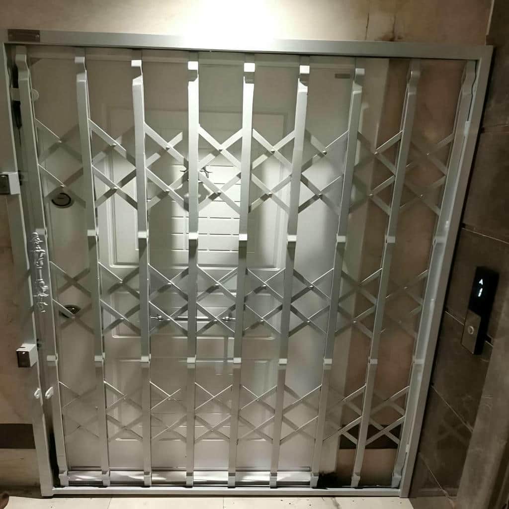 درب آکاردئونی مشکی طلایی برای پروژه ورودی لوکس