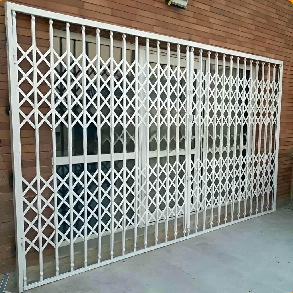نصب درب آکاردئونی طلایی روی چهارچوب قدیمی