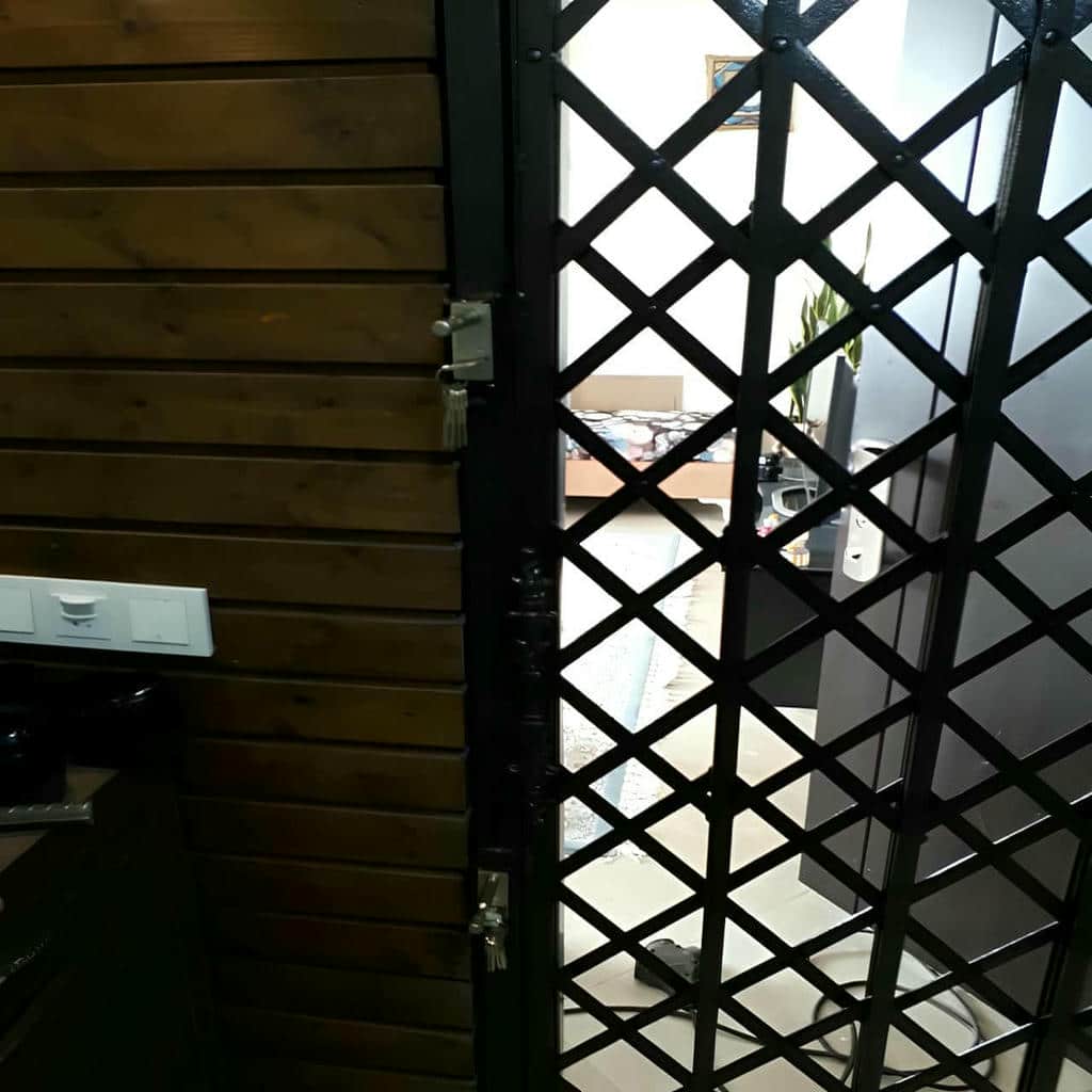 درب آکاردئونی مدرن مشکی برای پروژه ورودی دفتر