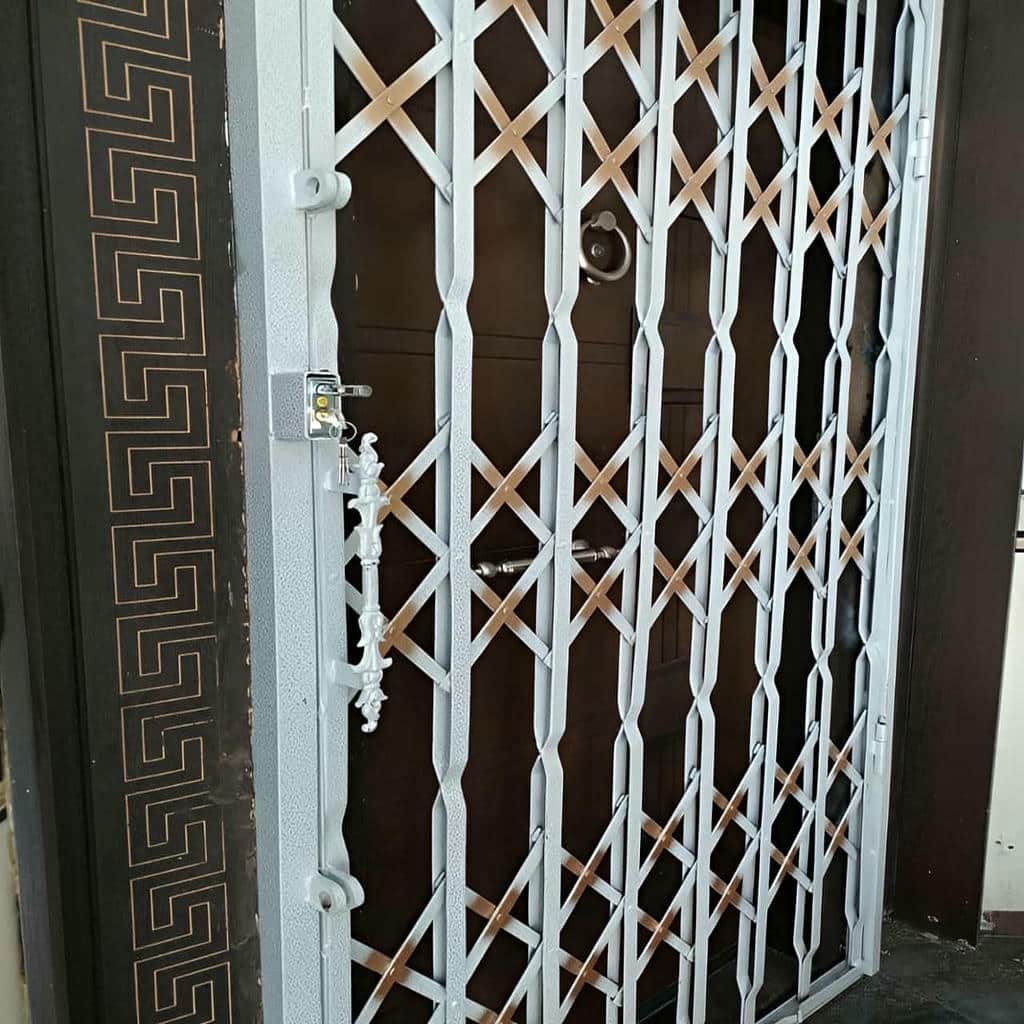 سفارش درب آکاردئونی طلایی سلطنتی با قفل محافظت‌شده