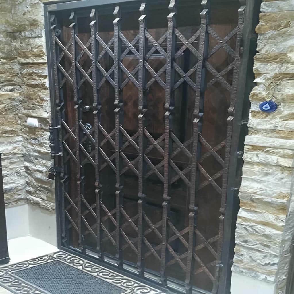 نصب درب آکاردئونی سفید طلایی روی چهارچوب قدیمی